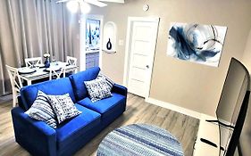 Beautiful Guesthouse, Sleeps 4 - Kitchen, Private Laundry, Ac, Parking, 65' Tv, Close To Stores, Restaurants & Beach